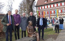 Enthüllten die Matthias-Erzberger-Statue (von links): Liudas Mažylis (EU-Politiker aus Litauen), Kulturamtsleiter Yannik Krebs, 