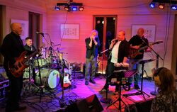 Die Band The Justinger mit Nehrens Bürgermeister Egon Betz am Schlagzeug sorgte beim Schwanenabend für tanzbare Rockmusik.  FOTO