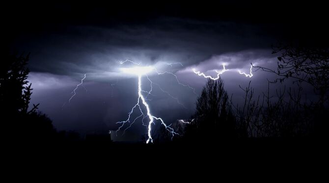 Heftige Gewitter tobten am Montagabend über das Land. Den Blitz auf dem Foto hat GEA-Leserin Bettina Göttling festgehalten.