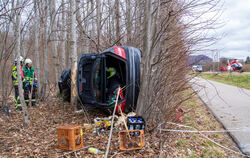 Bei diesem Unfall in der Nähe von Hechingen ist der 65-jährige Fahrer des Autos ums Leben gekommen. Auch ein Rettungshubschraube