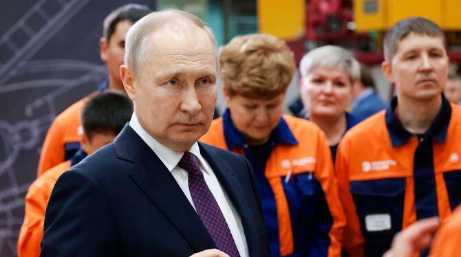 Putin besucht Hubschrauberwerk