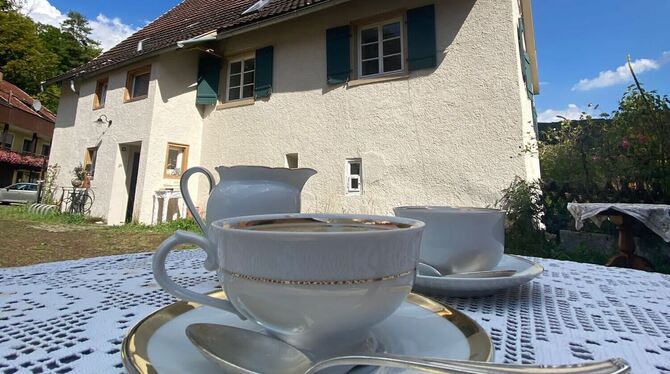 Früher hartes Leben, heute idyllischer Rückzugsort: Kaffee im Garten mit Blick aufs alte Pfarrhaus. FOTOS: BLOCHING