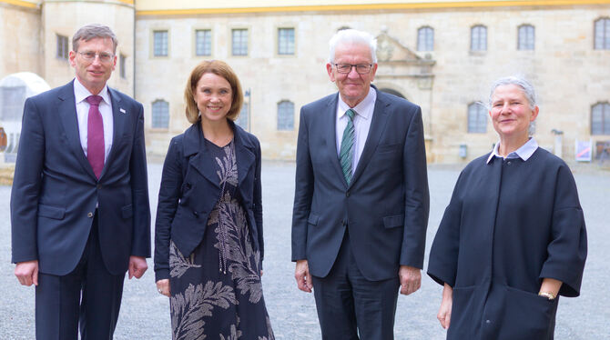 Treffen im Schlosshof (von links): Andreas Rothfuß, Kanzler der Uni Tübingen, Wissenschaftsministerin Petra Olschowski, Winfried