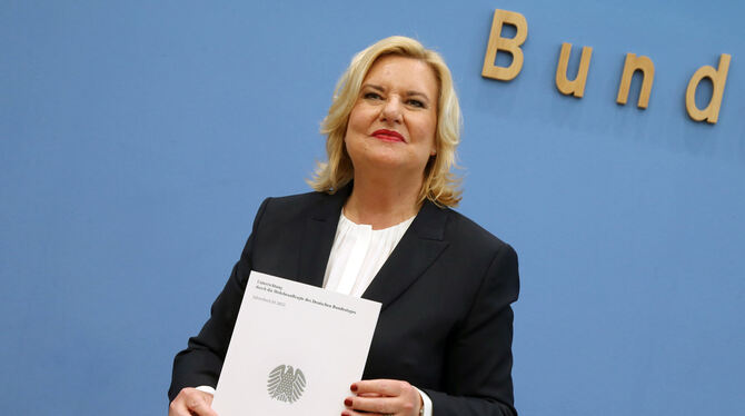 Die Wehrbeauftragte des Deutschen Bundestages, Eva Högl stellt ihren Jahresbericht für 2022 vor. Die SPD-Politikerin kritisiert