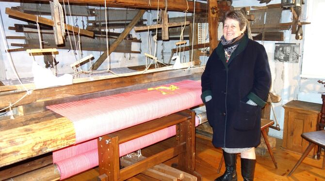 Erika Schlotterbeck am Webstuhl des Eninger Heimatmuseums: Gesucht wird jemand Kundiges, der den roten Stoff fertigstellen kann.