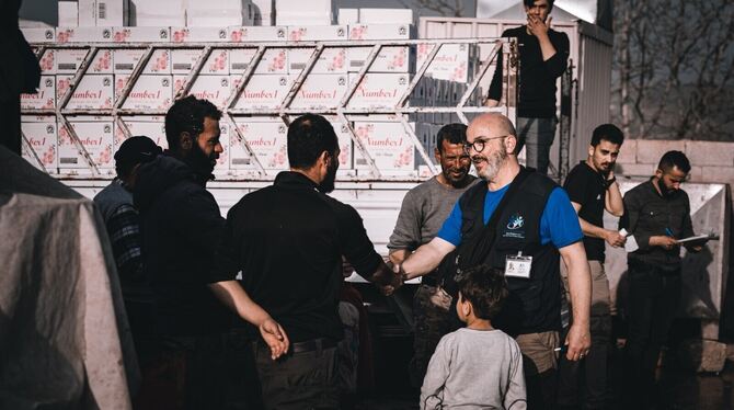 Musketier-Vorsitzender Markus Brandstetter bei der Verteilung der Hilfsgüter in Afrin.