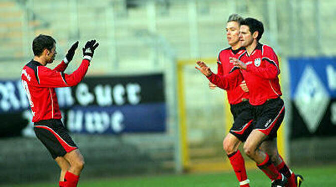 4:0 beim SV Waldhof - ein Feiertag für den SSV Reutlingen. Von links: Christian Gmünder, Christian Haas und Oliver Otto.
FOTO: EIBNER 4:0 beim SV Waldhof - ein Feiertag für den SSV Reutlingen. Von links: Christian Gmünder, Christian Haas und Oliver Otto.
FOTO: EIBNER