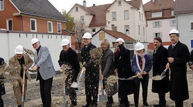 Von dem mediterranen Ambiente, das das neue Seidenviertel prägen soll, war beim ersten Spatenstich an diesem nasskalten Novembernachmittag noch nicht viel zu spüren. Dennoch war der honorable »Bautrupp« mit Blick auf die Zukunft bestens gelaunt.
FOTO: NIETHAMMER