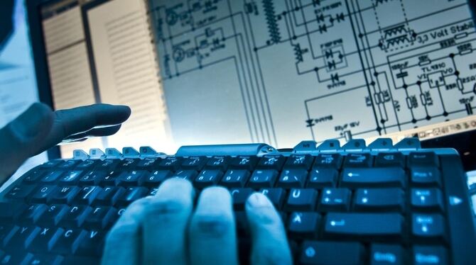 Der Hacker lauert überall im Dschungel des Internet. FOTO: FRANK RUMPENHORST/DPA