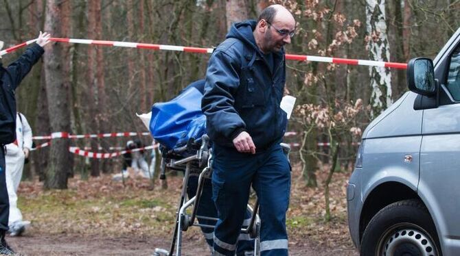 Kriminaltechniker an der weiträumig abgesperrten Fundstelle in Berlin-Adlershof. Foto: Paul Zinken