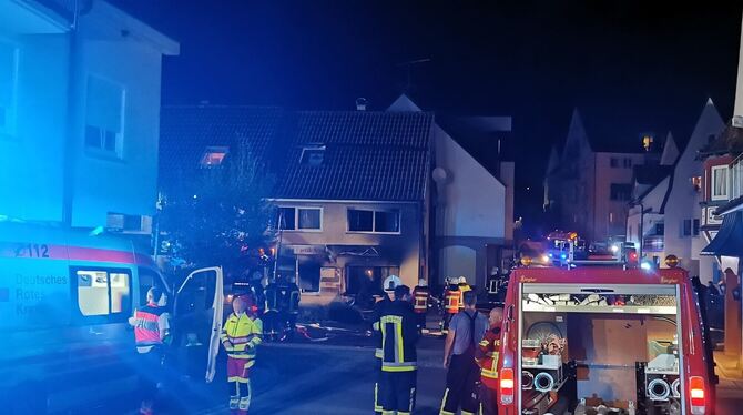 Die Feuerwehr bekämpfte in der Nacht vom 26. auf den 27. August 2022 das Feuer in einem Einfamilienhaus an der Marktstraße in Ga