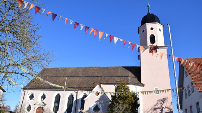 Der blaue Himmel trügt, in der Kirche St. Martin hängt der Haussegen schief.  FOTO: WURSTER