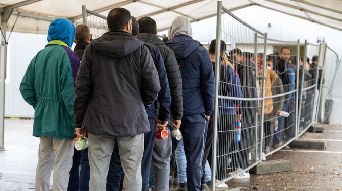 Flüchtlinge bei der Essensausgabe. Kommunalpolitiker fordern ein grundsätzliches Umdenken in der Flüchtlingspolitik.  FOTO: PUC