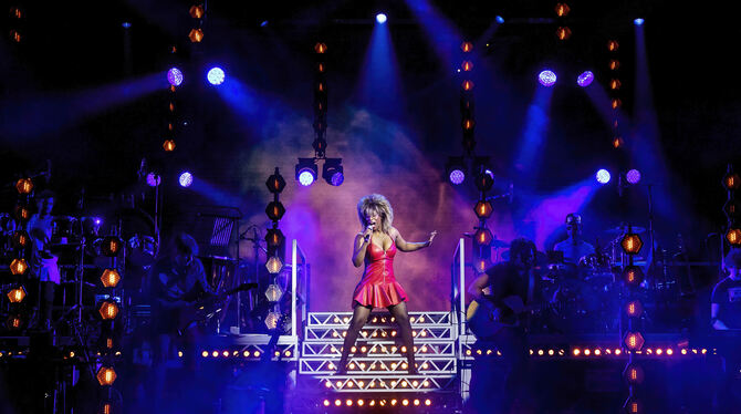 Mittelpunkt einer fesselnden Show: Aisata Blackman als Tina Turner im Musical »Tina«, das im Apollo-Theater in Stuttgart-Möhring