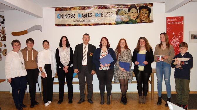 Geehrte und Amtsträger der DLRG Eningen: Nicole Sautter (von links), Birgit Redlich, Elena Redlich, Melanie Baumann-Knies, Hans-