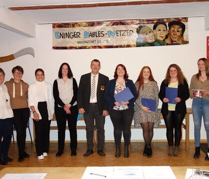 Geehrte und Amtsträger der DLRG Eningen: Nicole Sautter (von links), Birgit Redlich, Elena Redlich, Melanie Baumann-Knies, Hans-