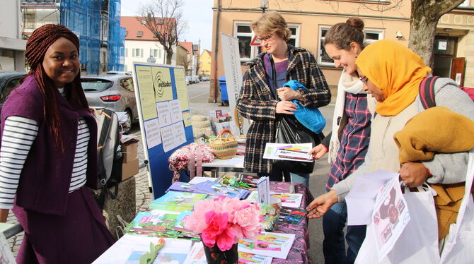 Frauendialog Metzingen: Frauen unterschiedlicher Nationalitäten trafen sich auf dem Markt der Möglichkeiten vor der Seyboldschul