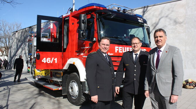 Das Fahrzeug hinter Kreisbrandmeister Marco Buess, Sven Laichinger (Kommandant der Dußlinger Feuerwehr) und Dußlingens Bürgermei