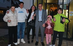 Geschafft: Der neue OB Dirk Abel mit Frau Iris und ihren vier Kindern nach der Stimmen-Auszählung vor dem Balinger Rathaus.  FOT