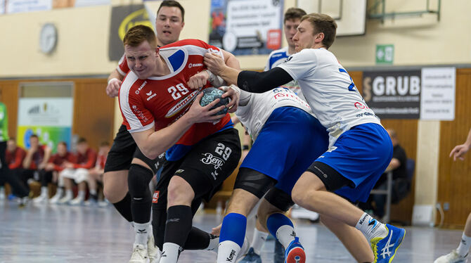 Durchsetzungsstark: Pfullingens Kreisläufer  Nils Röller (mit Ball) setzt sich gegen den Kornwestheimer Jan Döll durch.  FOTO: W