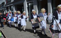 Straßenperformance mit dem Atelier Blaumeier: Zimmermädchen wirbelten in der Wilhelmstraße mächtig Staub auf. FOTOS: SPIESS