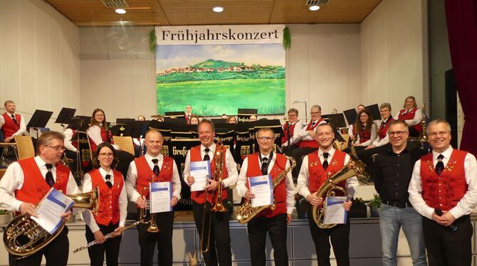 Für ihre jahrzehntelange Treue sind Aktive des Musikvereins Grafenberg im Rahmen des Frühjahrskonzerts geehrt worden.  FOTO: SAN