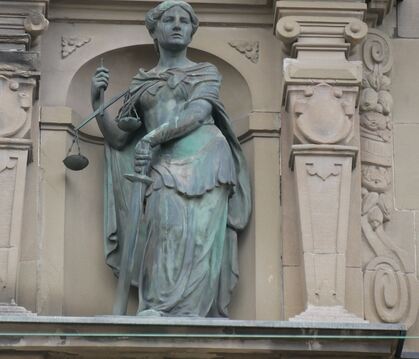 Justizia wacht als Statue im Amtsgericht Reutlingen.  FOTO: LEISTER