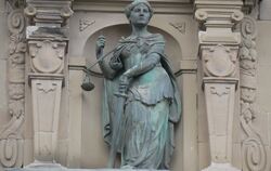 Justizia wacht als Statue im Amtsgericht Reutlingen.  FOTO: LEISTER