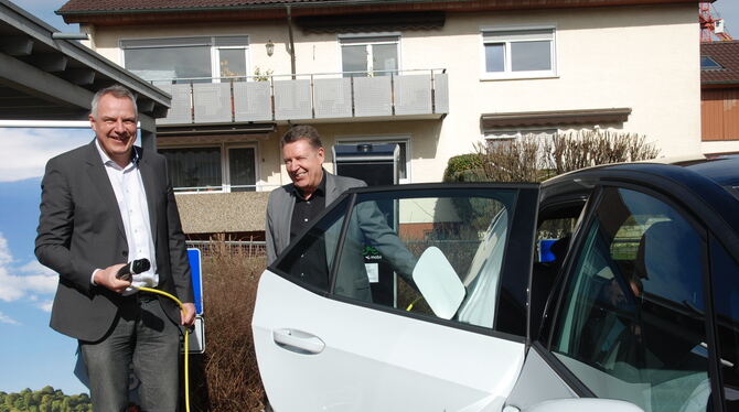 Los geht's mit dem E-Carsharing in Grafenberg. Bürgermeister Volker Brodbeck (links) und Rudi Zahorka vom Carsharingbetreiber De