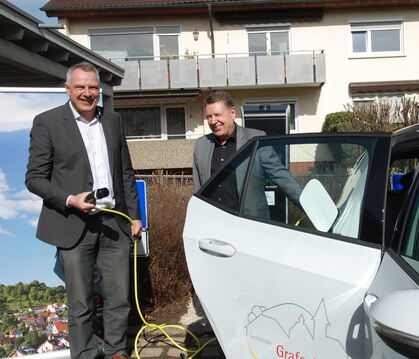 Los geht's mit dem E-Carsharing in Grafenberg. Bürgermeister Volker Brodbeck (links) und Rudi Zahorka vom Carsharingbetreiber De