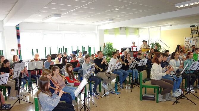 Am vergangenen Samstag probten noch einmal alle jungen Musikerinnen und Musiker im Asylcafé für das große Konzert am Sonntag.  F