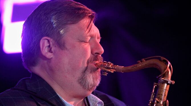 Begnadeter Techniker mit Gefühl: Der US-amerikanische Saxofonist Joel Frahm, hier bei seinem Auftritt im Pappelgarten.  FOTO: SP