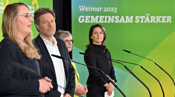 Die Grünen in der Umfragekrise: Katharina Dröge, Robert Habeck, Britta Haßelmann, Annalena Baerbock (von links).  FOTO: SCHUTT/D