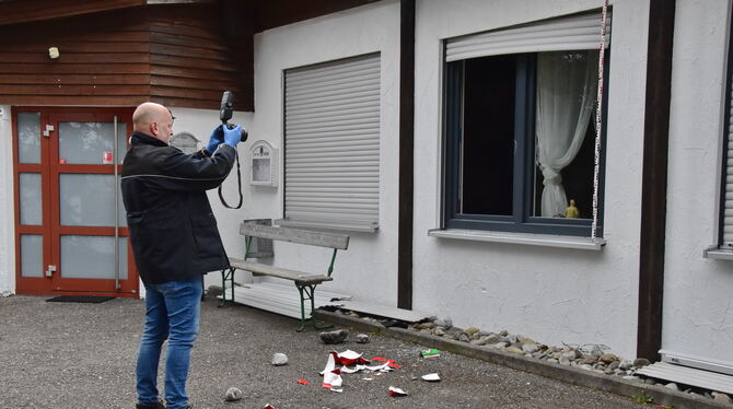 Kripobeamter bei der Spurensicherung am Schützenhaus in Bodelshausen, wo auch ein Sparschwein zu Bruch ging. FOTOS: MEYER