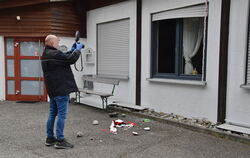 Kripobeamter bei der Spurensicherung am Schützenhaus in Bodelshausen, wo auch ein Sparschwein zu Bruch ging. FOTOS: MEYER