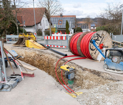 Leitungen für die neue Batteriefabrik im Industriegebiet Mahden werden auch mitten durch Altenburg verlegt.  FOTO: SCHANZ