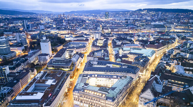 Hauptsitze von UBS und Credit Suisse in Zürich. FOTO: BUHOLZER/DPA
