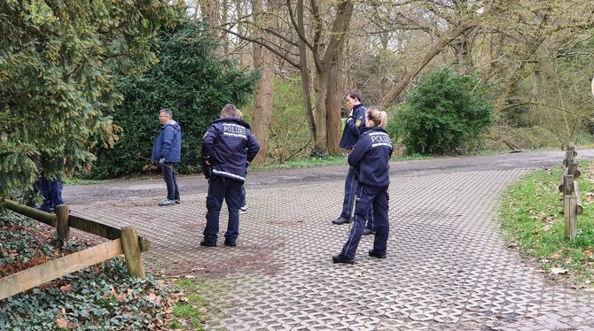Die Polizei sucht mit Metalldetektoren und Spaten das Areal rund um den Alten Botanischen Garten ab.