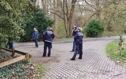 Die Polizei sucht mit Metalldetektoren und Spaten das Areal rund um den Alten Botanischen Garten ab. 