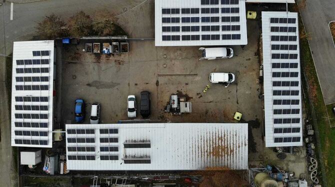 Auf den Dächern des Bauhofs von Wannweil sind schon seit Längerem Fotovoltaikanlagen der EENA installiert.  FOTO: HUMMEL SYSTEMH
