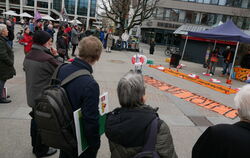 Auf dem Reutlinger Marktplatz mahnten rund 50 Bürgerinnen und Bürger vor Rassismus, der auch in Reutlingen spürbar sei.  FOTO: L