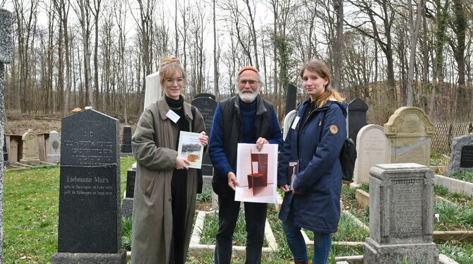 Jochen Meyder erhält den Lilli-Zapf-Preis für seinen Entwurf eines Gedenkbuch-Lesepults am jüdischen Friedhof. Links Jury-Mitgli