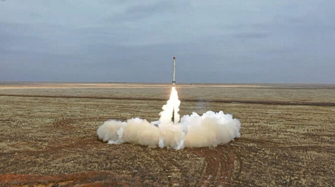 Eine Iskander-K-Rakete während einer Militärübung in Russland. Sie kann mit Atomsprengköpfen bestückt werden.  FOTO: DPA
