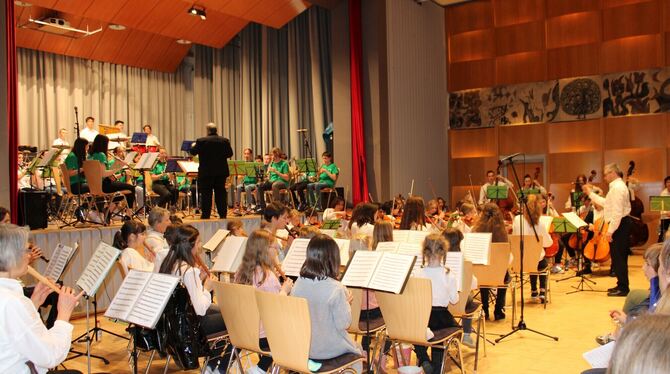 Finale mit zwei Dirigenten und allen Schülern beim Konzert der Musikschule in der HAP-Grieshaber-Halle. FOTO: BÖHM