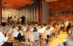 Finale mit zwei Dirigenten und allen Schülern beim Konzert der Musikschule in der HAP-Grieshaber-Halle. FOTO: BÖHM 