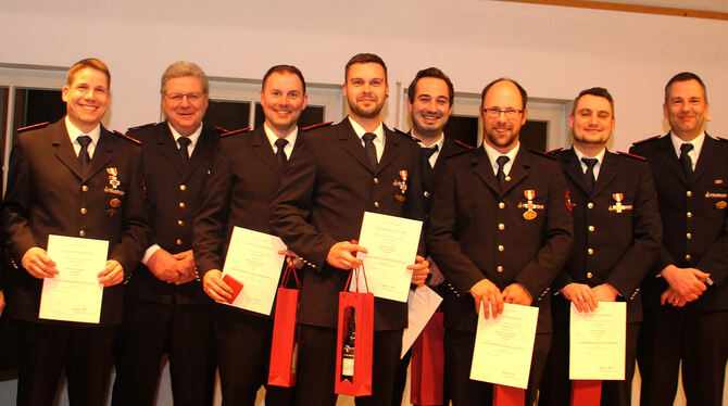 Die Geehrten mit Bürgermeister Mario Storz (von links): Christian Schenk, Gunter Hespeler, Andreas Staneker, Michael Speidel, De