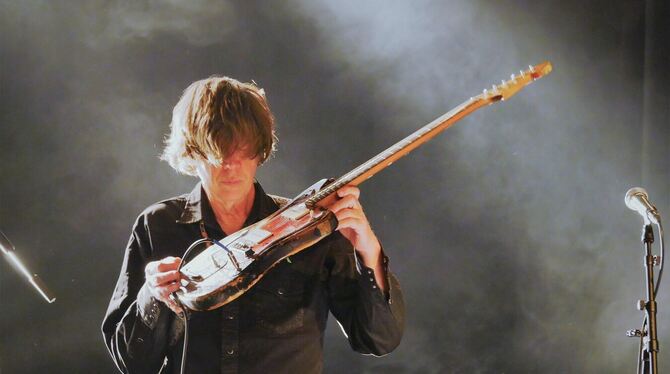 Und immer wieder die Gitarre: Thurston Moore im franz.K. FOTO: MORAWITZKY Und immer wieder die Gitarre: Thurston Moore im franz.K. FOTO: MORAWITZKY