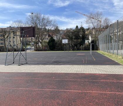Das Kleinspielfeld an der Schloss-Schule soll nun nicht mehr nur geflickt, sondern komplett erneuert werden. FOTO: WEBER