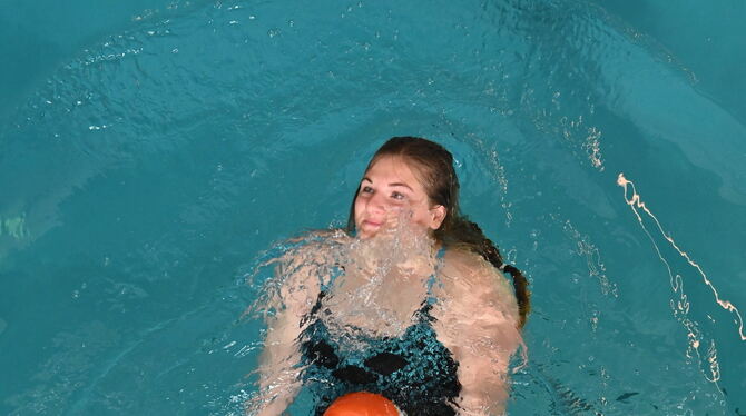 Schwerstarbeit: Eine mit Wasser gefüllte Puppe durchs Wasser ziehen.  FOTO: MEYER
