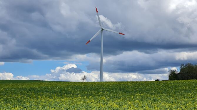 Auf der Alb gibt es zahlreiche Flächen, die geeignet für Windkraft sind. Hier ist eine Anlage bei Münsingen-Böttingen zu sehen.